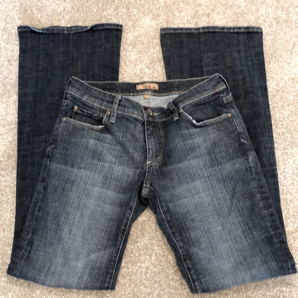 Boot cut low rise jeans with detail on back packet